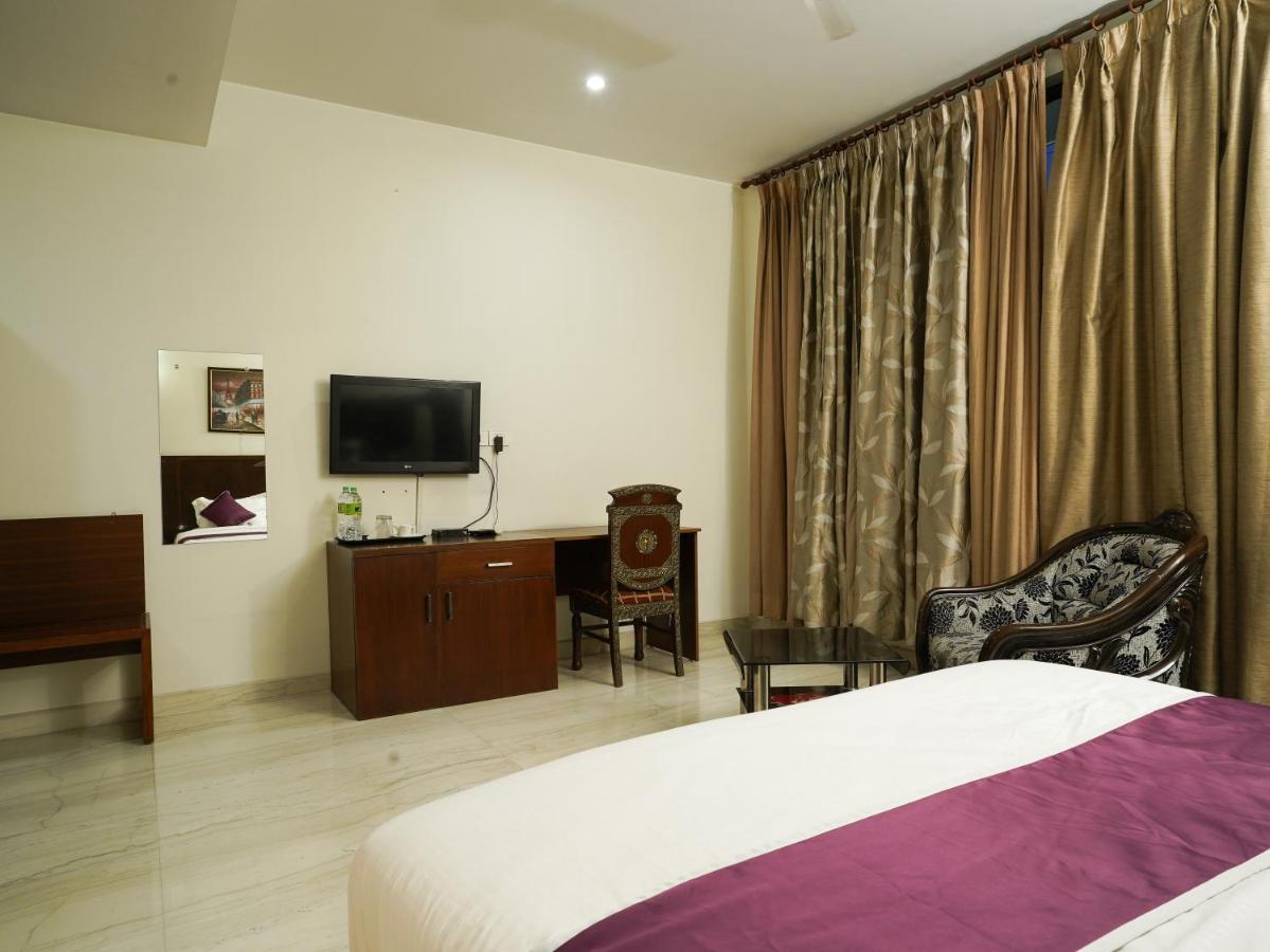 Lime Tree Hotel Sushant Lok Gurgaon Sector 29 Next To Iffco Chowk Metro Luaran gambar