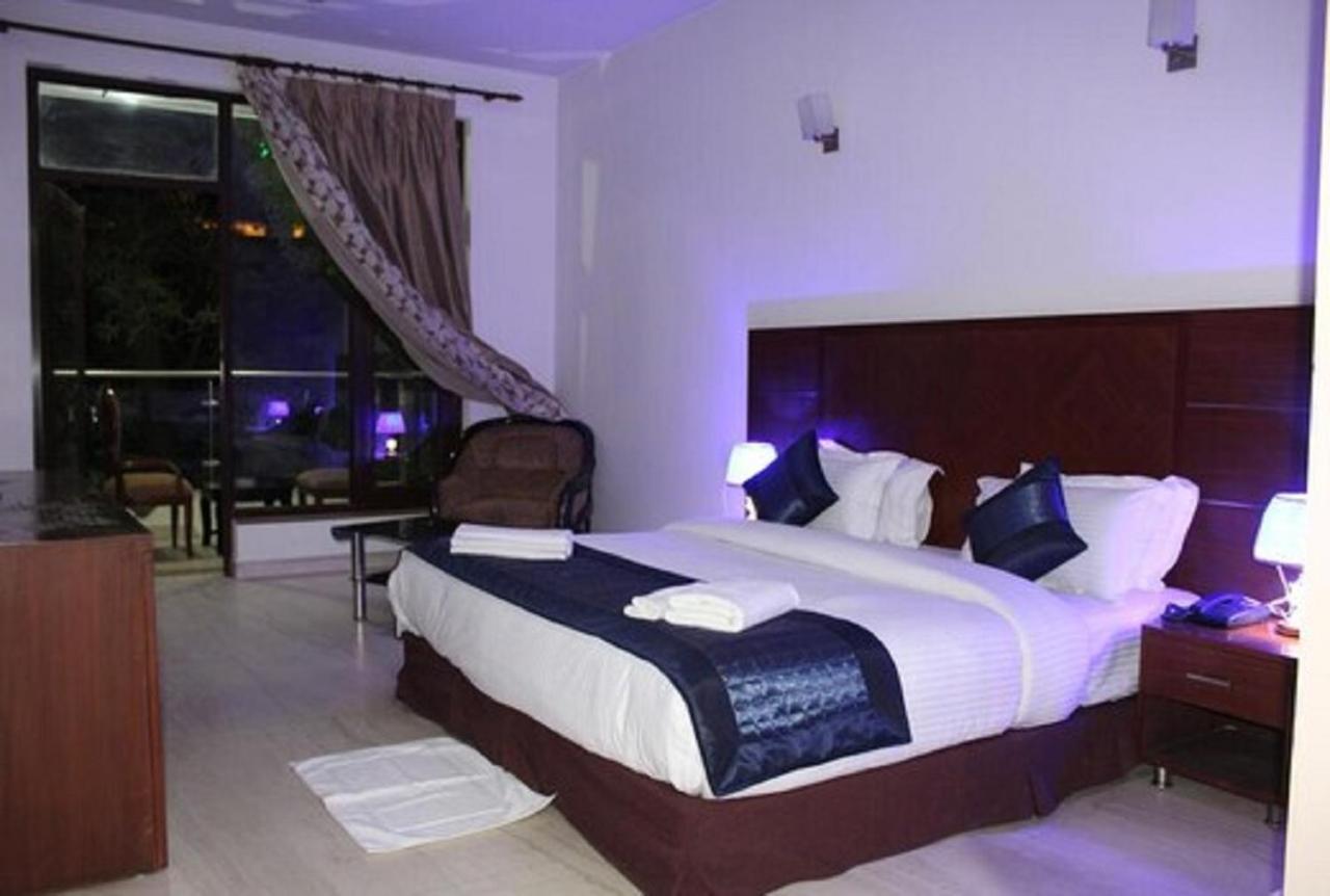 Lime Tree Hotel Sushant Lok Gurgaon Sector 29 Next To Iffco Chowk Metro Luaran gambar