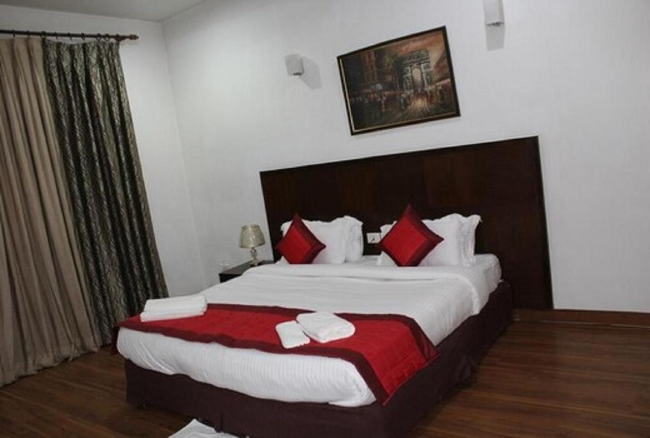 Lime Tree Hotel Sushant Lok Gurgaon Sector 29 Next To Iffco Chowk Metro Luaran gambar