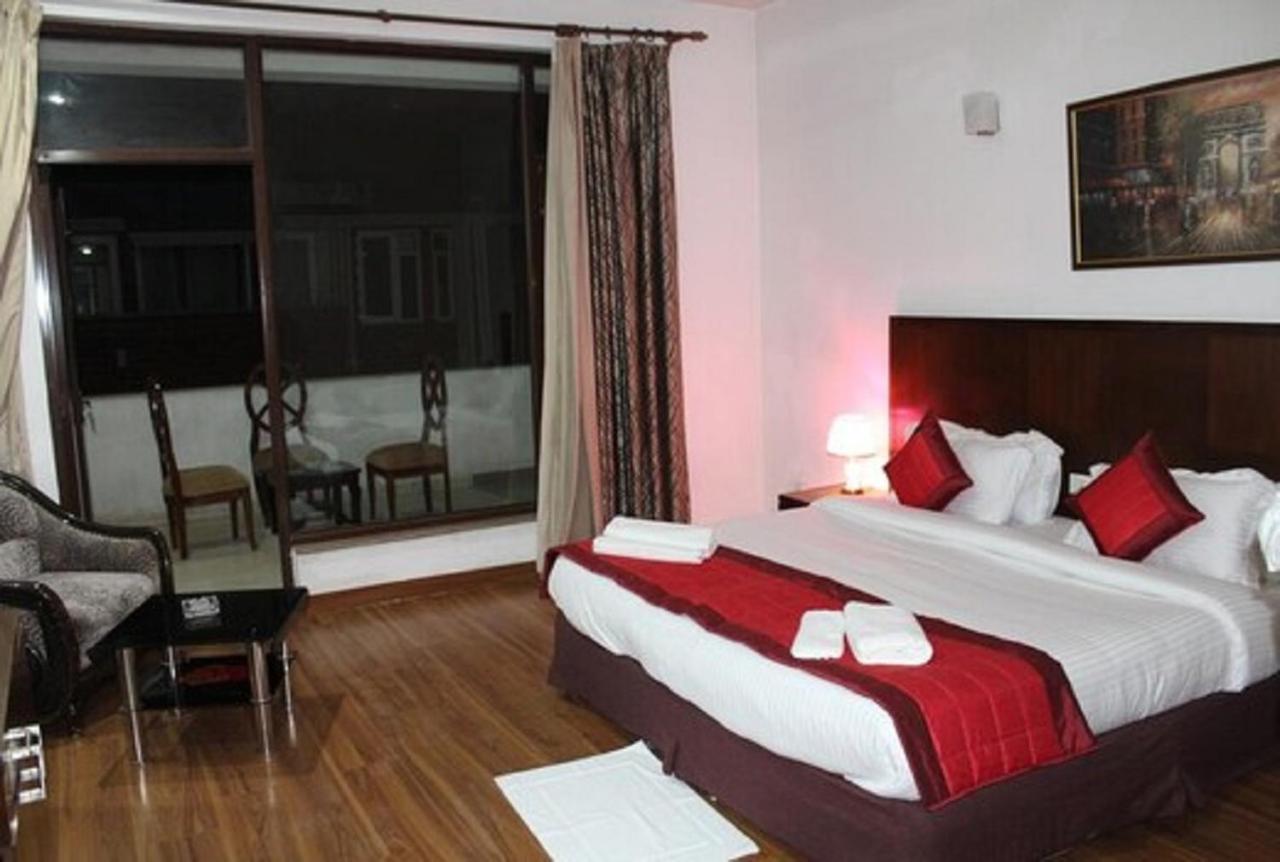 Lime Tree Hotel Sushant Lok Gurgaon Sector 29 Next To Iffco Chowk Metro Luaran gambar