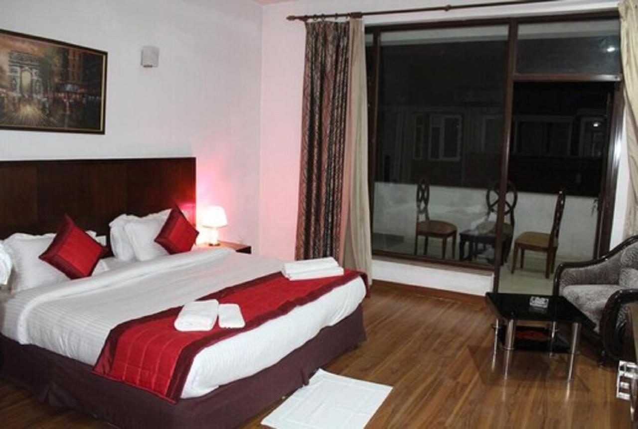 Lime Tree Hotel Sushant Lok Gurgaon Sector 29 Next To Iffco Chowk Metro Luaran gambar